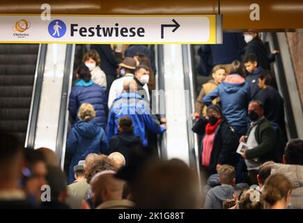 München, Deutschland. 18. September 2022. Personen, die eine U-Bahnstation in der Nähe von Theresienwiese verlassen, fahren mit einer Rolltreppe. Quelle: Karl-Josef Hildenbrand/dpa/Alamy Live News Stockfoto