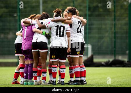 London, Großbritannien. 18. September 2022. Die Spieler von Dulwich Hamlet tummeln sich vor dem Start des Premier-Spiels der Londoner und South East Regional Womens zwischen New London Lionesses und Dulwich Hamlet auf dem Brunel University Sports Ground in London, England. (Liam Asman/SPP) Quelle: SPP Sport Press Photo. /Alamy Live News Stockfoto