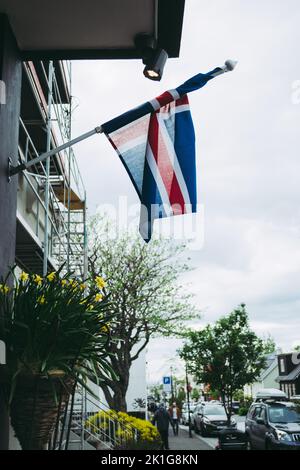 Die isländische Flagge hängt an der Wand in der Hauptstadt Reykjavik Stockfoto
