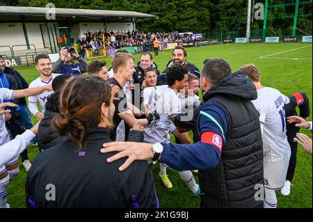 Beerschot VA feiert nach dem Gewinn eines Fußballspiels zwischen RE Virton und Beerschot VA, Sonntag, 18. September 2022 in Virton, am Tag 9 von 22 in der Challenger Pro League 2. Division der belgischen Meisterschaften 2022-2023 1B. BELGA FOTO TOM GOYVAERTS Stockfoto