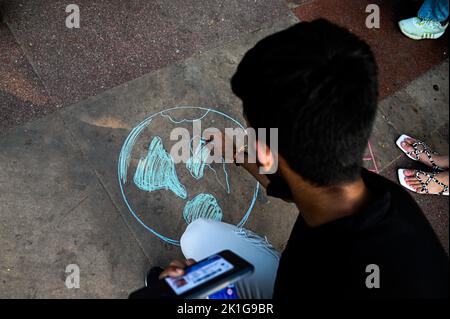 Neu-Delhi, Delhi, Indien. 18. September 2022. Studenten und Künstler machen Kreide-Grafitti, um das Bewusstsein für den Klimawandel in Neu-Delhi zu verbreiten (Foto: © Kabir Jhangiani/ZUMA Press Wire) Stockfoto