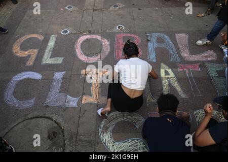 Neu-Delhi, Delhi, Indien. 18. September 2022. Studenten und Künstler machen Kreide-Grafitti, um das Bewusstsein für den Klimawandel in Neu-Delhi zu verbreiten (Foto: © Kabir Jhangiani/ZUMA Press Wire) Stockfoto