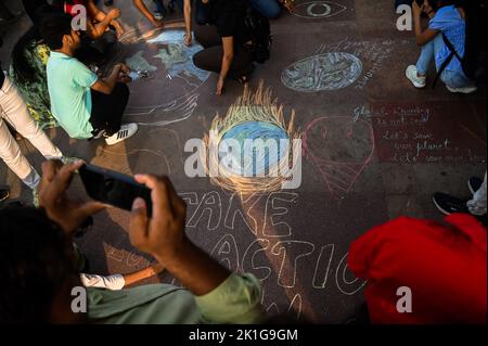 Neu-Delhi, Delhi, Indien. 18. September 2022. Studenten und Künstler machen Kreide-Grafitti, um das Bewusstsein für den Klimawandel in Neu-Delhi zu verbreiten (Foto: © Kabir Jhangiani/ZUMA Press Wire) Stockfoto