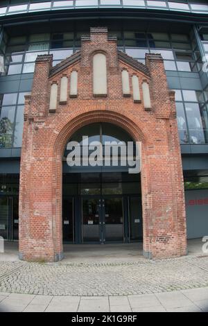 Eine vertikale Aufnahme eines Denkmalstors vor einem Gebäude in Berlin Stockfoto