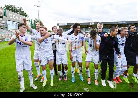 Beerschot VA feiert nach dem Gewinn eines Fußballspiels zwischen RE Virton und Beerschot VA, Sonntag, 18. September 2022 in Virton, am Tag 9 von 22 in der Challenger Pro League 2. Division der belgischen Meisterschaften 2022-2023 1B. BELGA FOTO TOM GOYVAERTS Stockfoto