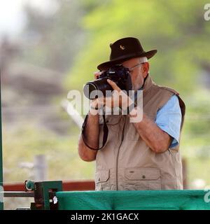 Sheopur, Indien. 17. September 2022. Der indische Premierminister Narendra Modi macht ein Foto, als die ersten wilden Geparden in einem Haltegebiet im Kuno-Nationalpark am 17. September 2022 in Madhya Pradesh, Indien, freigesetzt werden. Geparden sind in Indien seit 75 Jahren ausgestorben und werden im Rahmen des Projekts Geparden mit acht Tieren aus Namibia neu besiedelt. Kredit: Presseinformationsbüro/PIB Foto/Alamy Live Nachrichten Stockfoto