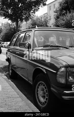 Eine vertikale Graustufenaufnahme eines Mercedes W123 TE Serie S123 in Meerbusch, Deutschland Stockfoto