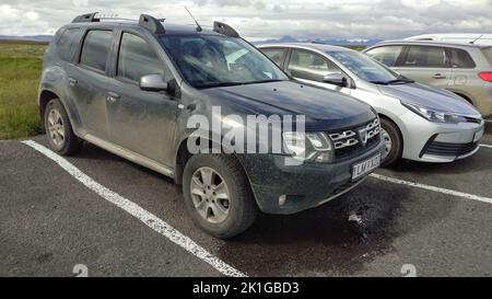 Ein dreckiges Dacia Duster Auto parkte nach einer Geländefahrt in Island draußen Stockfoto