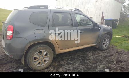 Ein schmutziges Dacia Duster Auto nach einer Geländefahrt in Island Stockfoto