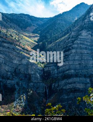 Eine vertikale Aufnahme der Bridal Veil Falls Stockfoto