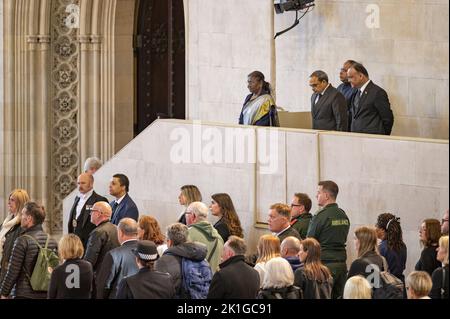London, Großbritannien. 18. September 2022. Offizielle Delegationen respektieren den fahnendrapierten Sarg von Königin Elizabeth II., da die ehemalige Monarchin am Sonntag, den 18. September 2022, in der Westminster Hall im Londoner Palace of Westminster im Staat liegt. Foto von Annabel Moeller/UK Parliament/UPI Credit: UPI/Alamy Live News Stockfoto