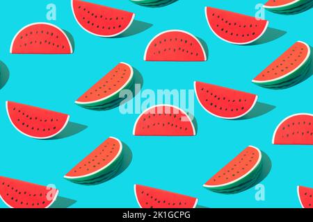 Sommermuster aus Gummi-Wassermelone auf blauem Hintergrund. Stockfoto