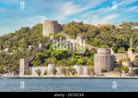 Blick auf die Ruinen von Rumelihisari, Bogazkesen Castle oder Rumelian Castle, an einem sonnigen Tag, gelegen auf den Hügeln der europäischen Seite der Bosporus-Straße, Istanbul, Türkei, erbaut vom osmanischen Sultan Mehmet II Stockfoto