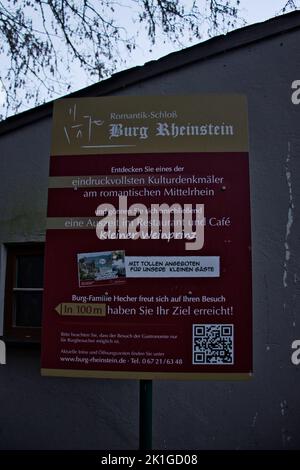 Trechtingshausen, Deutschland - 20. Dezember 2020: Melden Sie sich an einem Herbsttag auf Schloss Rheinstein auf Deutsch an. Stockfoto