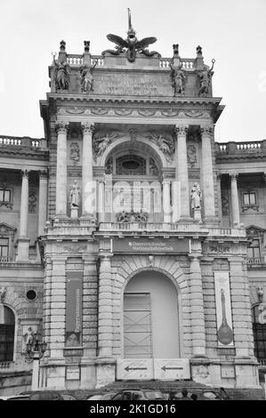 Eine vertikale Graustufenaufnahme des Eingangs der Österreichischen Nationalbibliothek in Wien, Österreich Stockfoto