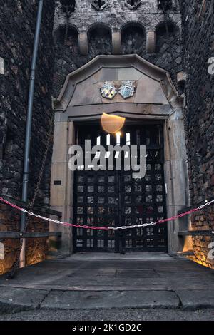 Trechtingshausen, Deutschland - 20. Dezember 2020: Tor auf Schloss Rheinstein an einem Herbsttag während der COVID-Sperre in Deutschland. Stockfoto