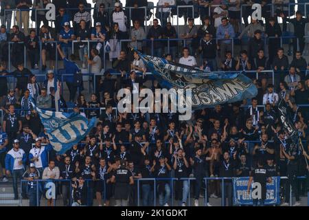 Lausanne, Schweiz. 09. August 2022. Fans des FC Lausanne-Sport auf ihren Tribünen während des Schweizer Fußballcups 2022-2023. Der Schweizer Fußball-Cup 2022-20223 fand im Stadion Tuiliere in Lausanne zwischen dem FC Lausanne-Sport und dem FC Zürich statt. (Foto: Eric Dubost/Sipa USA) Quelle: SIPA USA/Alamy Live News Stockfoto