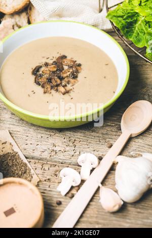 Creme vegane gemischte Suppe aus Champignons. Gesunde vegetarische hausgemachte Speisen aus den Pilzen gekocht. Glutenfreies Essen, geeignet für Zöliakie. Stockfoto