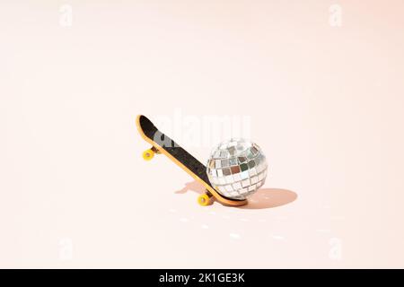 Disco Ball kippbares Skateboard. Minimalkonzept. Stockfoto