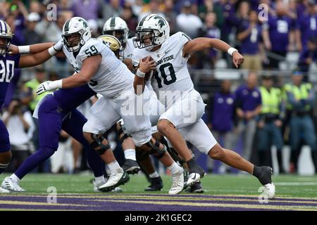 Seattle, WA, USA. 17. September 2022. Michigan State Spartans Quarterback Payton Thorne (10) kriecht während des NCAA Football Game zwischen den Washington Huskies und den Michigan State Spartans im Husky Stadium in Seattle, WA. Washington besiegte Michigan State 39-28. Steve Faber/CSM/Alamy Live News Stockfoto