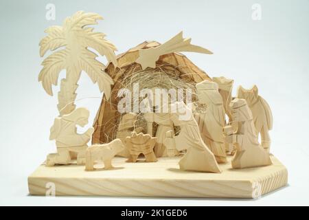 Weihnachtskrippe, Holzhandwerk, Symbol für Weihnachten, Frieden und Geburt von Jesus Christus, auf weißem Hintergrund. Stockfoto
