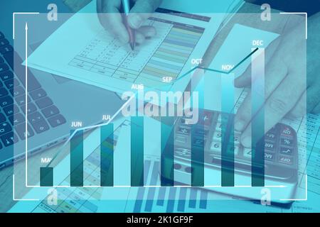 Ein Mann, der die Entwicklung der Warenbestände beobachtet. Diagramm auf dem Ausdruck mit Histogramm und Liniendiagramm. Geschäftskonzept. Stockfoto