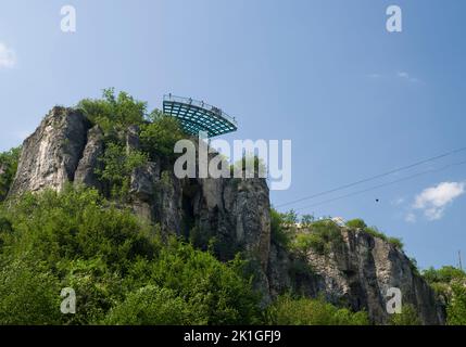 Karabuk, Türkei, 19. Juli 2021: Karabuk Tokatli Canyon. Terrasse aus Kristallglas. Incekaya , Safranbolu Safranbolu, Karabük, Türkei Stockfoto