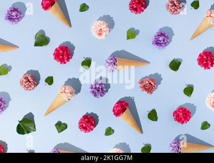 Sommermuster mit Blumen, Blättern und Eiszapfen auf blauem Hintergrund. Stockfoto