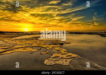 Sandsend Ness, an der North Yorkshire Coast von England bei Sonnenaufgang. Stockfoto