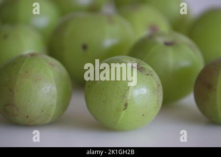 Amla oder Stachelbeeren auf weißem Hintergrund. Eine durchscheinende grüne Frucht, die ihren Namen vom Sanskrit-Wort ‘Amlaki’ für „Nektar von Stockfoto