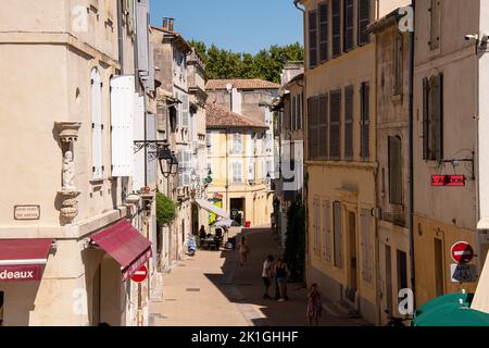 Sommer in der Rue de l'Amphitheatre, Arles, Frankreich. Stockfoto