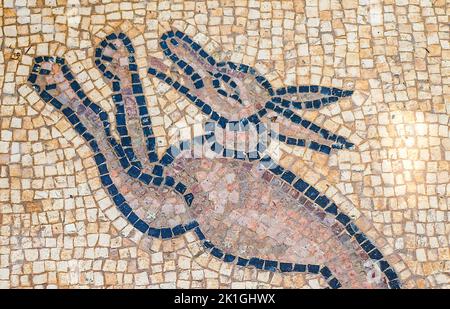 Gaza, Palästina. 19. September 2022. Detail des Mosaikbodens aus der byzantinischen Zeit, der kürzlich von einem palästinensischen Bauern in Bureij im zentralen Gazastreifen entdeckt wurde. Das palästinensische Ministerium für Tourismus und Antiquitäten kündigte die Entdeckung des Mosaiks an, das geschützt werden soll, und ein Ausgrabungsprojekt wird So bald wie möglich beginnen. (Bild: © Ahmed Zakot/SOPA Images via ZUMA Press Wire) Stockfoto