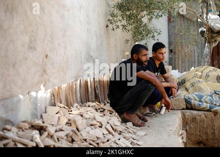 Gaza, Palästina. 19. September 2022. Die Palästinenser ruhen sich während der Reinigung des Mosaikbodens aus der byzantinischen Zeit aus, der kürzlich von einem palästinensischen Bauern in Bureij im zentralen Gazastreifen entdeckt wurde. Das palästinensische Ministerium für Tourismus und Antiquitäten kündigte die Entdeckung des Mosaiks an, das geschützt werden soll, und ein Ausgrabungsprojekt wird So bald wie möglich beginnen. (Bild: © Ahmed Zakot/SOPA Images via ZUMA Press Wire) Stockfoto