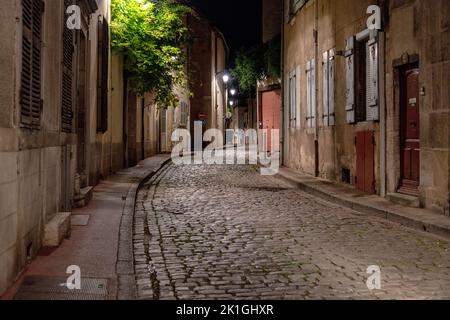 Rue Saint-Marguerite bei Nacht, Beaune, Burgund, Frankreich. Stockfoto