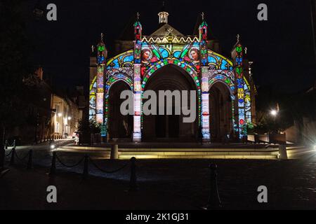 Projektion auf die Kathedrale Notre Dame bei Nacht in Beaune, Burgund, Frankreich. Stockfoto