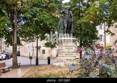 Eine Statue des Gaspard Monge Mathematikers, Beaune, Burgund Frankreich. Stockfoto