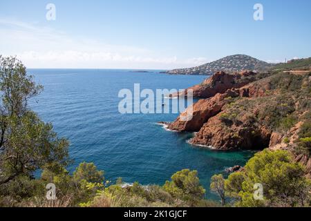 Die felsigen Klippen entlang der Küste des Massif d'Esterel an der Côte d'Azur Frankreich. Stockfoto