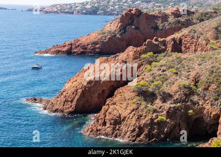 Die felsigen Klippen entlang der Küste des Massif d'Esterel an der Côte d'Azur Frankreich. Stockfoto