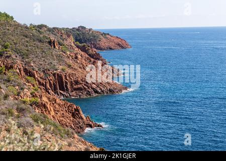 Die Küste des Massif d'Esterel an der Cote d'Azur Frankreich. Stockfoto