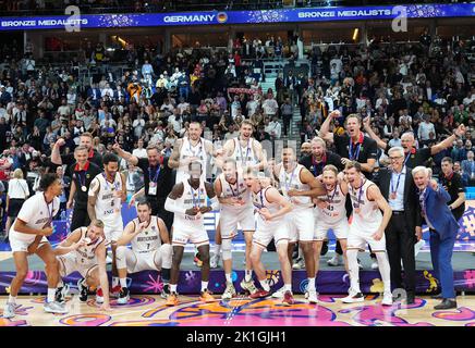 18. September 2022, Berlin: Basketball: Europameisterschaft, Polen - Deutschland, K.O.-Runde, Spiel um Platz 3., Mercedes-Benz Arena, die deutschen Spieler jubeln über die Bronzemedaille. Foto: Soeren Sache/dpa Stockfoto