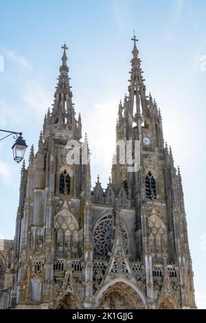 Portrait Außenansicht von Notre-Dame de l'Épine im kleinen Dorf L'epine in Marne, Grand Est Frankreich. Stockfoto