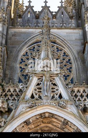 Nahaufnahme von Jesus am Kreuz bei Notre-Dame de l'Épine im kleinen Dorf L'epine in Marne, Grand Est Frankreich. Stockfoto