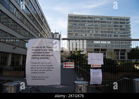 Westminster, London, Großbritannien. 18.. September 2022. Ein Schild vor dem St. Thomas' Hospital, das den Menschen mitteilt, dass es derzeit auf Mitarbeiter, Patienten und Besucher beschränkt ist. Über Nacht standen Menschen Schlange, um ihre Majestät die Königin im Staat in der Westminster Hall liegen zu sehen. Viele von ihnen trugen nach einer kalten Nacht Decken, waren aber sehr froh, sich dem Palast von Westminster nähern zu können, um Königin Elizabeth II. Vor ihrer morgigen Beerdigung ihre letzte Ehre zu erweisen. Quelle: Maureen McLean/Alamy Live News Stockfoto