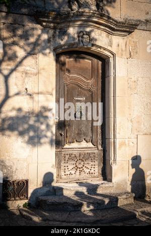 Eine alte Tür zu einem Dorfhaus in Les Baux-de-Provence, Bouches-du-Rhone, Provence Südfrankreich. Stockfoto