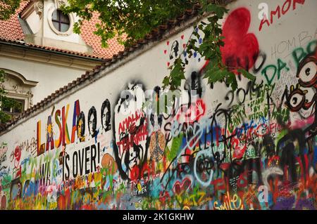 Eine Nahaufnahme von bunten Graffiti an der John Lennon Wall in Prag, Tschechische Republik Stockfoto