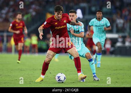 Nicolo' Zaniolo von Roma (L) wetteiferte um den Ball mit Joakim Maehle von Atalanta (R) während des italienischen Meisterschaft Serie A Fußballspiels zwischen AS Roma und Atalanta am 18. September 2022 im Stadi Olimpico in Rom, Italien - Foto Federico Proietti / DPPI Stockfoto