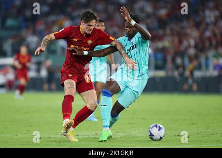 Nicolo' Zaniolo von Roma (L) wetteiferte um den Ball mit Caleb Okoli von Atalanta (R) während der italienischen Meisterschaft Serie A Fußballspiel zwischen AS Roma und Atalanta am 18. September 2022 im Stadi Olimpico in Rom, Italien - Foto Federico Proietti / DPPI Stockfoto