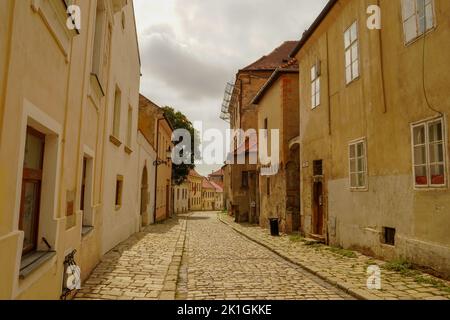 Bratislava, Slowakei - 30. Aug 2022:der Innenhof des Primatenpalastes in Bratislava mit der Statue des Heiligen Georg im Vordergrund. Stockfoto