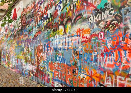 Eine Nahaufnahme von bunten Graffiti an der John Lennon Wall in Prag, Tschechische Republik Stockfoto