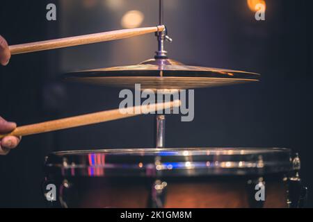 Nahaufnahme, Teil eines Drum-Kits auf unscharfem Hintergrund. Stockfoto